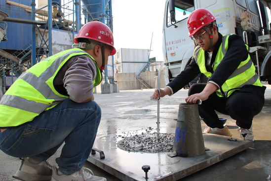 黄贤博和马昱鑫在检测与记录混凝土坍落度.JPG