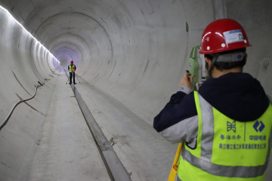 孙文龙和汪帅在隧洞内进行测量工作.JPG