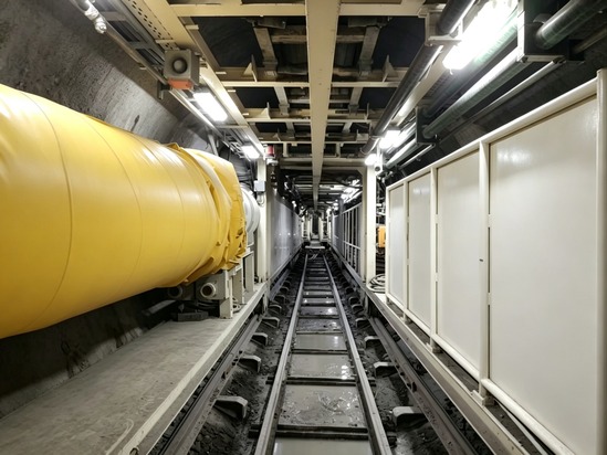 洞内台车.jpg