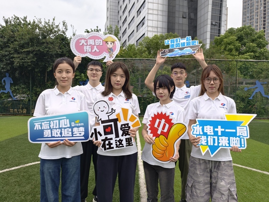 大学生合影.jpg